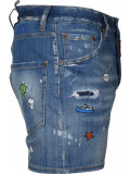 Grafiken und Logo Jeansshorts